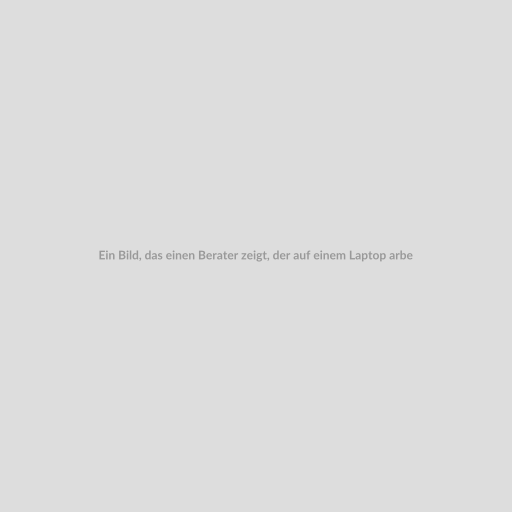 Ein Bild, das einen Berater zeigt, der auf einem Laptop arbeitet, umgeben von mehreren Kundenprofilen, symbolisiert die Kundenverwaltung und Crosseling-Funktionen in beraterportal.net.