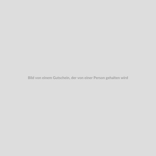 Bild von einem Gutschein, der von einer Person gehalten wird, mit dem Logo von Beraterportal.net im Hintergrund. Der Fokus liegt auf dem Gutschein.