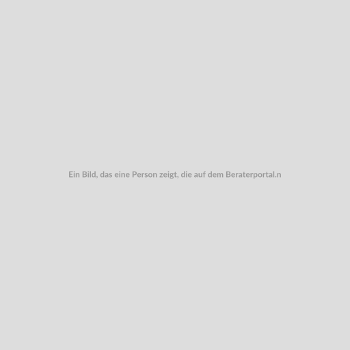 Ein Bild, das eine Person zeigt, die auf dem Beraterportal.net arbeitet. Sie ist dabei, ihr Profil zu aktualisieren und Kundeninformationen zu verwalten. Auf dem Bildschirm sind außerdem SEO-Tools zu sehen.