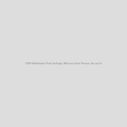 CRM Webhooks Push Anfrage. Bild von einer Person, die auf einem Laptop arbeitet und Informationen über CRM Webhooks auf dem Bildschirm angezeigt bekommt.