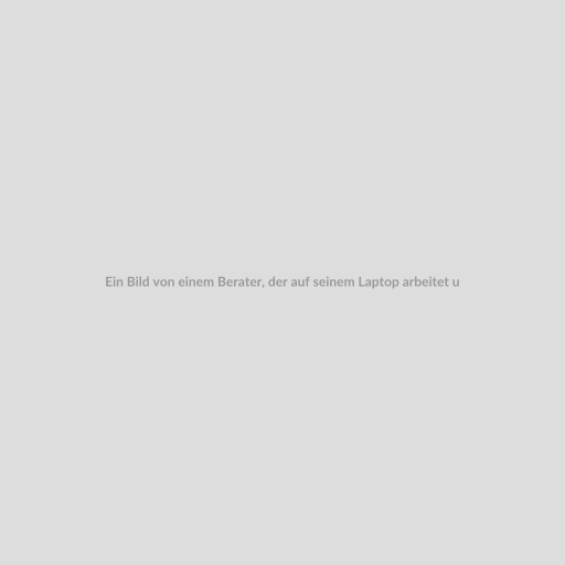 Ein Bild von einem Berater, der auf seinem Laptop arbeitet und durch Klicken auf einen Button direkt mit seinem Kunden kommuniziert. Im Hintergrund sind verschiedene Zeitangaben und Weltkarten zu sehen, die die zeit- und ortsunabhängige Kommunikation symbolisieren.