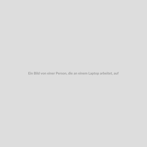 Ein Bild von einer Person, die an einem Laptop arbeitet, auf dem Code zu sehen ist. Auf dem Bildschirm ist das Logo von beraterportal.net zu sehen. Im Hintergrund sind weitere Computer und Technologie zu sehen.