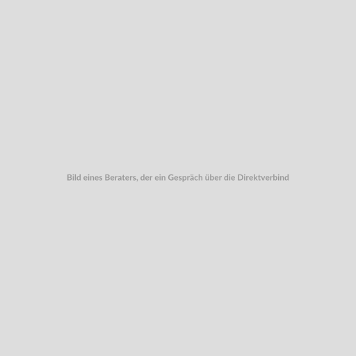 Bild eines Beraters, der ein Gespräch über die Direktverbindung Berater Click and Call führt. Im Hintergrund ist ein modernes Büro zu sehen.