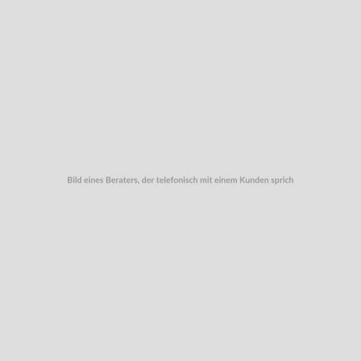 Bild eines Beraters, der telefonisch mit einem Kunden spricht, während er auf seinem Computer die Kunden-Warteliste überprüft.