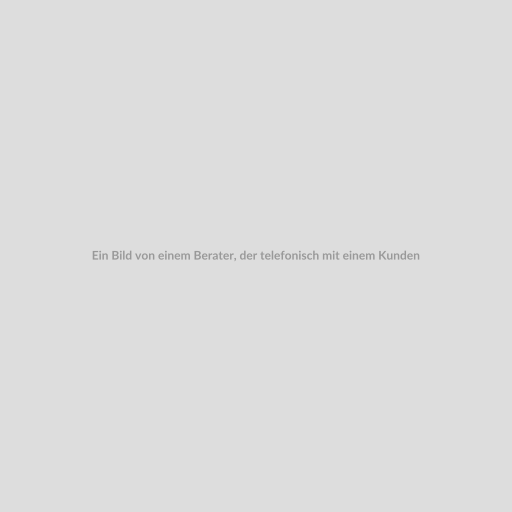 Ein Bild von einem Berater, der telefonisch mit einem Kunden spricht. In der Ecke des Bildes ist eine digitale Warteliste sichtbar, auf der die Namen von Kunden und vorgemerkten Anrufzeiten zu sehen sind.