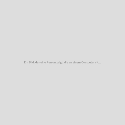 Ein Bild, das eine Person zeigt, die an einem Computer sitzt und das Gutscheinsystem Kundenverwaltung auf beraterportal.net nutzt. Im Hintergrund sind verschiedene Gutscheine zu sehen.