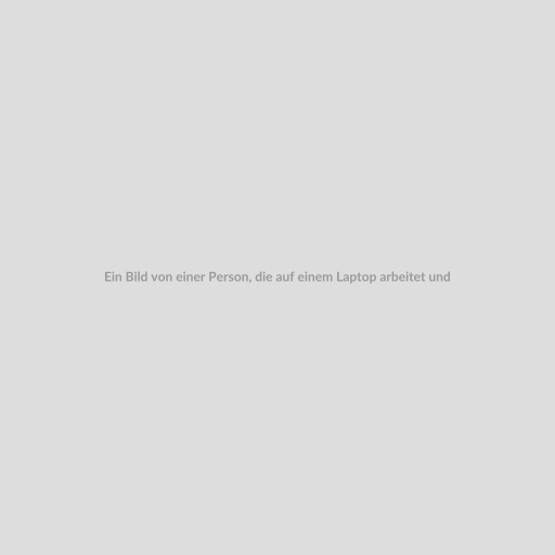 Ein Bild von einer Person, die auf einem Laptop arbeitet und CRM Webhooks REST-API von beraterportal.net nutzt.
