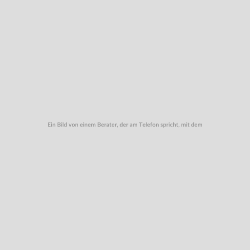 Ein Bild von einem Berater, der am Telefon spricht, mit dem Text '0180 Servicerufnummer SEO' im Hintergrund.