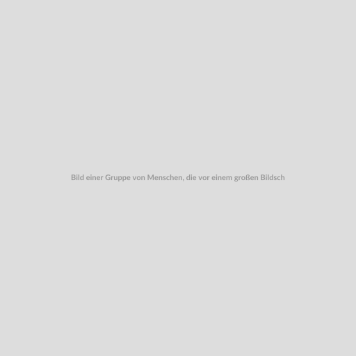 Bild einer Gruppe von Menschen, die vor einem großen Bildschirm sitzen und eine Präsentation über Affiliate Kundenwerbung auf beraterportal.net ansehen.