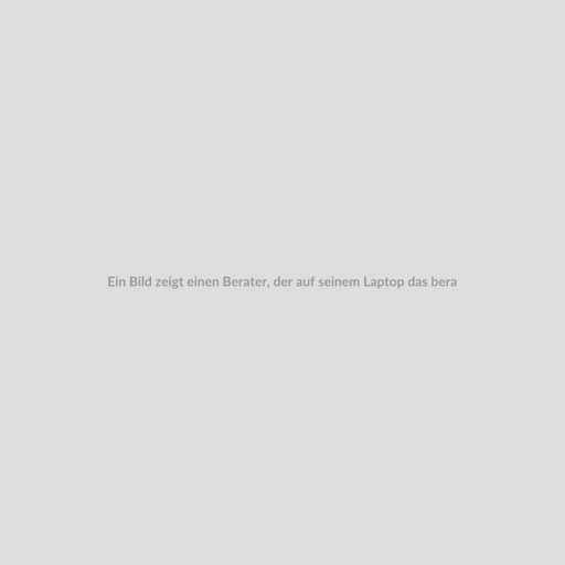 Ein Bild zeigt einen Berater, der auf seinem Laptop das beraterportal.net nutzt. Er ist in einem modernen Büroumfeld, sieht entspannt und effizient aus. Auf dem Bildschirm sind klar strukturierte Elemente der webbasierten Verwaltung sichtbar.
