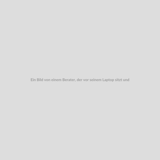 Ein Bild von einem Berater, der vor seinem Laptop sitzt und seine Webseite mit der JavaScript SDK Einbindung von beraterportal.net optimiert.