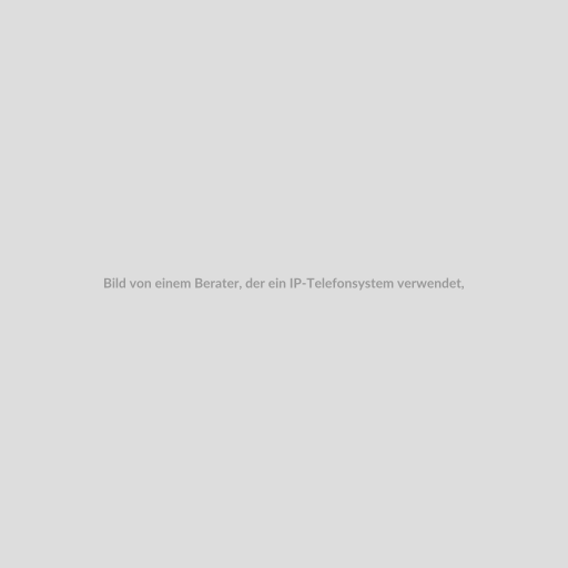 Bild von einem Berater, der ein IP-Telefonsystem verwendet, mit dem beraterportal.net Logo im Hintergrund.